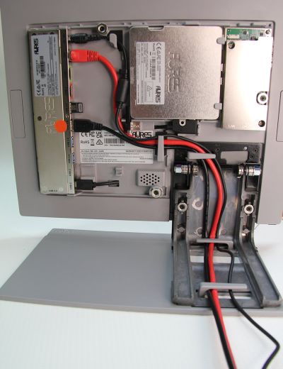 Aures YUNO-2 Kabelverlegung durch den Standfuß für die Stromversorgung, USB und Netzwerk zu Faktura.CASH Kasse